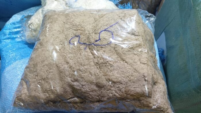 عرض التوفير: 2 طقم كفر كنبة كبير للحماية والتجديد + 6 مناديل بنية هدية