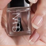 طلاء أظافر نارس Nars – تركيبة ثابتة سريعة الجفاف بألوان عصرية